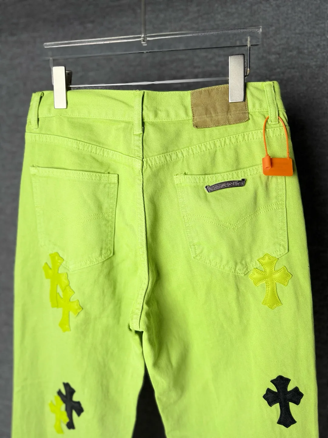 P270 💰 (Top version) Chrome hearts CH green cow king Yang Mi same style sex recods limited green cow jeans Really restores the ultimate texture of Vintage Special Italian cowhide printing and cutting Customized sheepskin three-layer thick line leather The whole body is spliced in heavy water washing process Craftsmen hand-splash ink You can see the details Three-dimensional cutting version Loose and comfortable, not picky about the figure Look taller and thinner Large factory Seiko Original factory quality control Same style for men and women. Can be matched with couples. Versatile recommendation. Must-have jeans for all seasons. Color: green Size: 28-30-32-34 (corresponds to S-M-L-XL)